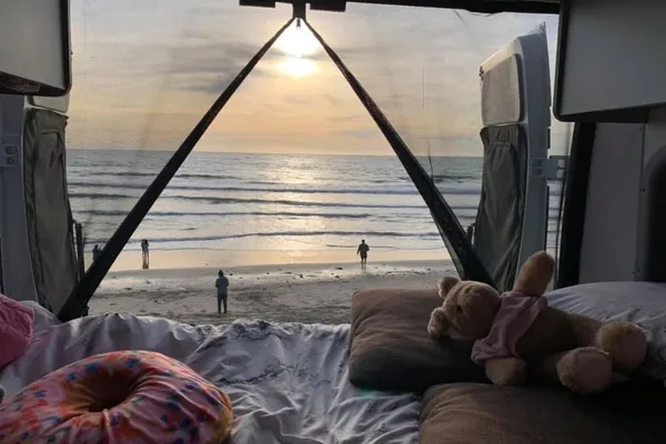 Winnebago Solis - The Happy Glamper! (6 seatbelts, sleeps 6) - Santa Ana queen