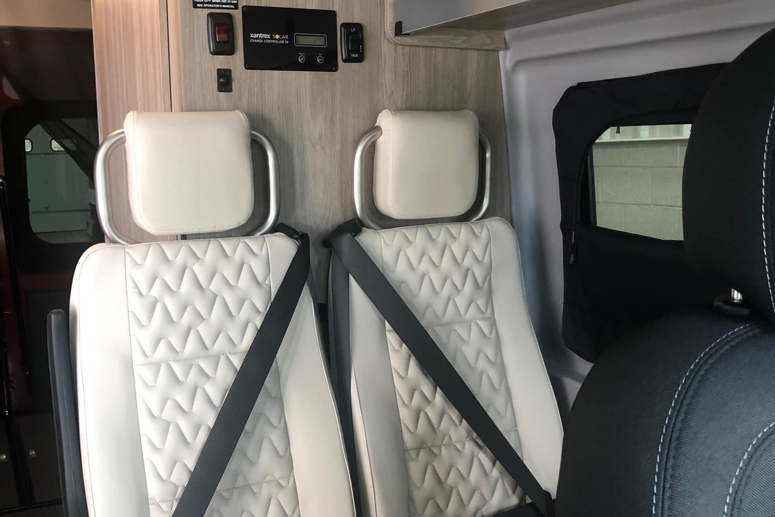 Winnebago Solis - The Happy Glamper! (6 seatbelts, sleeps 6) - Santa Ana queen