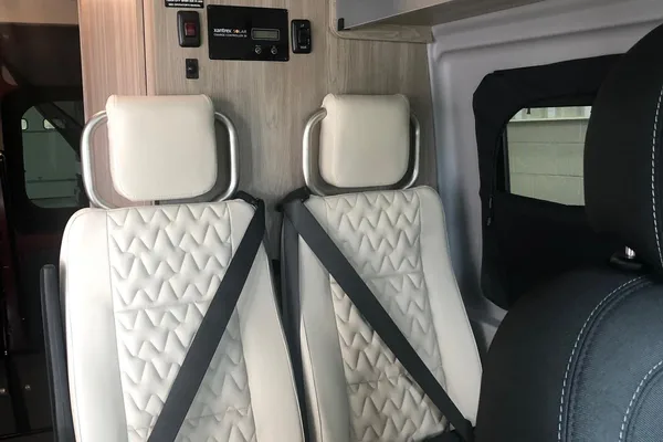 Winnebago Solis - The Happy Glamper! (6 seatbelts, sleeps 6) - Santa Ana queen