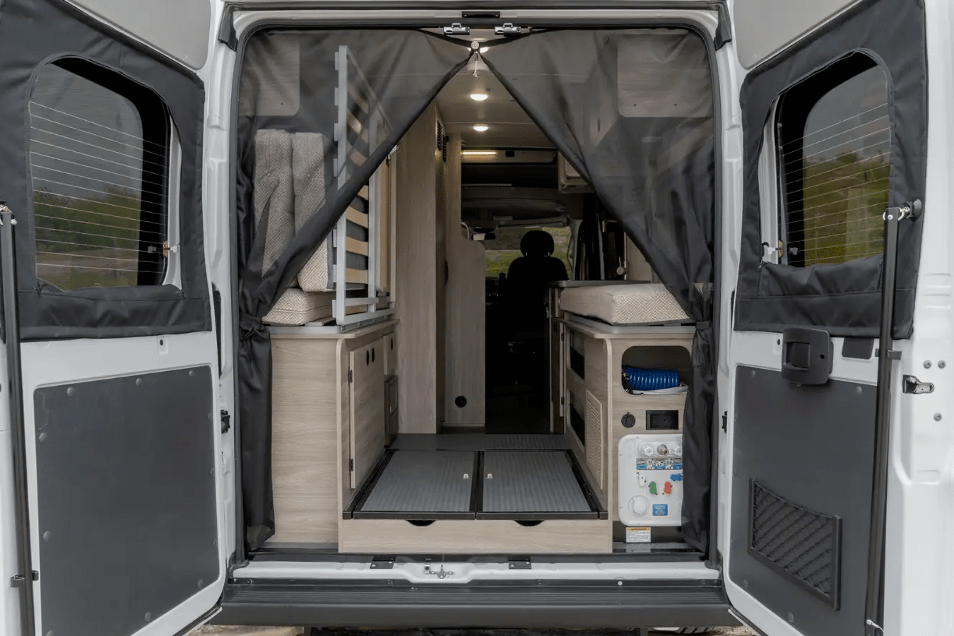 Winnebago Solis - The Happy Glamper! (6 seatbelts, sleeps 6) - Santa Ana queen