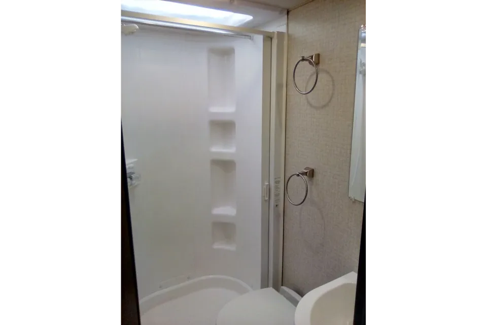 Henry & Linda's 2017 Winnebago Fuse 23T 