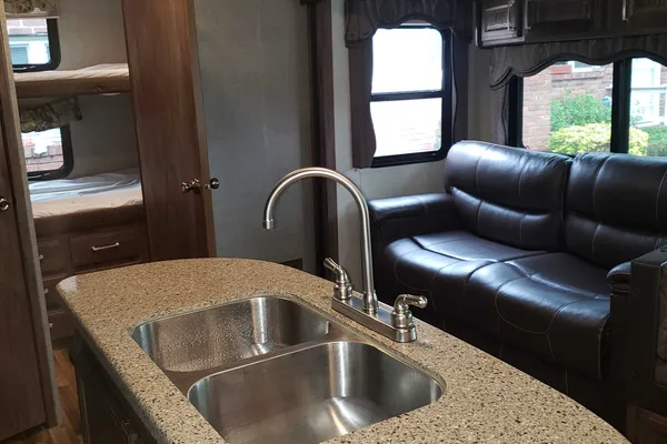 Larry's Keystone Cougar xlite Fifth Wheel