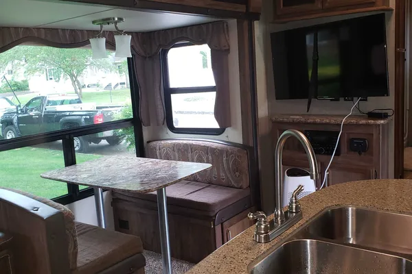 Larry's Keystone Cougar xlite Fifth Wheel