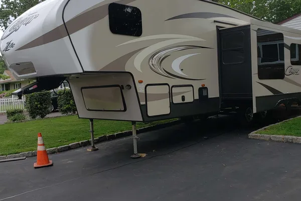 Larry's Keystone Cougar xlite Fifth Wheel