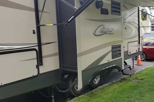Larry's Keystone Cougar xlite Fifth Wheel